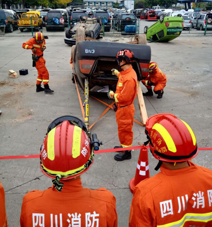 Наша компания была приглашена к участию в «Месяце пропаганды противопожарной защиты 119» провинции Сычуань по обучению спасению при дорожно-транспортных происшествиях.